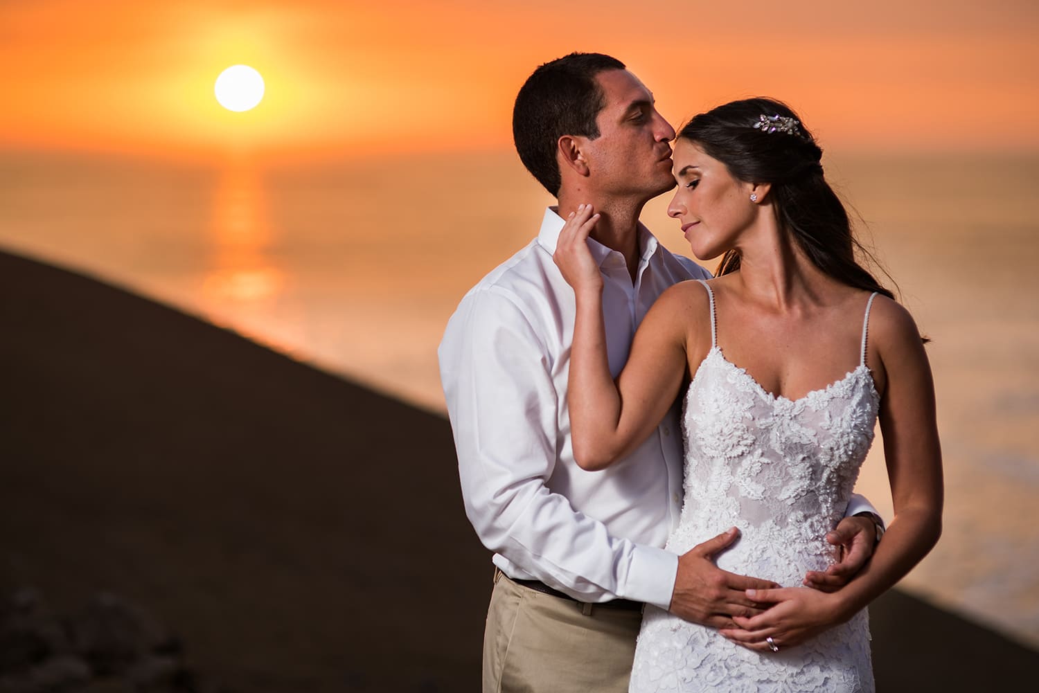 Pareja de novios durante una boda íntima en la playa de Las Palmas de Gran Canaria