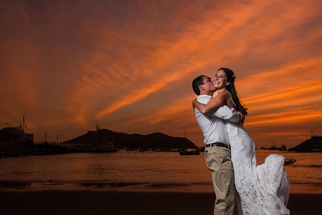 Pareja de novios durante una boda íntima en la playa de Las Palmas de Gran Canaria