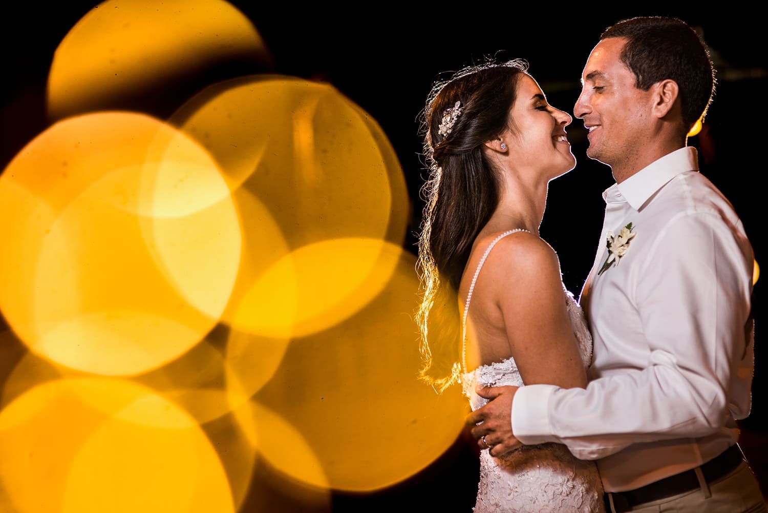 Pareja de novios durante una boda íntima en la playa de Las Palmas de Gran Canaria